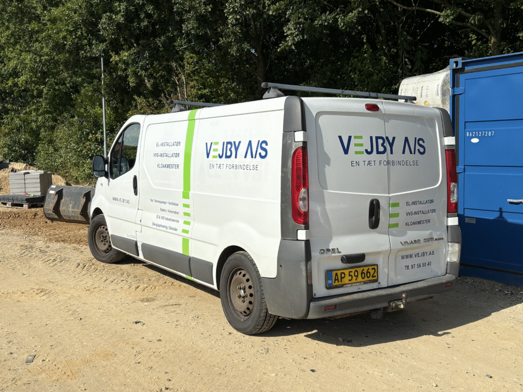 Hvid firmabil med Vejby A/S logo, der viser el- og VVS-installationer samt kloakmesterarbejde.