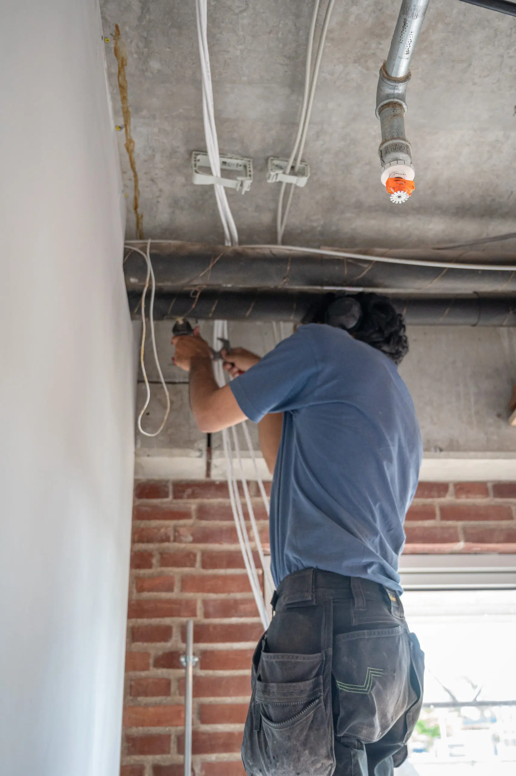 VVS-installatør og elektriker fra Vejby A/S udfører tekniske installationer ved renovering af erhvervsbygning.